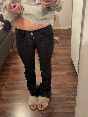 Bootcut jeans Nelly  - Säljer dom här populära jeansen från Nelly! Dom är helt slutsålda på hemsidan och har varit det väldigt länge. Dom har en fin passform och sitter som en smäck. Byxorna har strl 38/M, men jag var Xs/S i vanliga fall och kan ha dom, då de är ganska små i storleken. Jag är 164 men är lite långa för mig, dock den längden jag vanligt tycker om. Köpte dom för ett tag sen, men har inte haft tillgång till dom. Pris kan diskuteras. ❤️