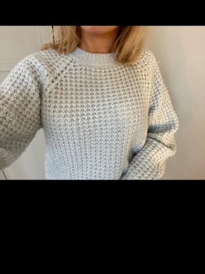 Blå stickad tröja - Ljusblå söt stickad tröja! Inte alls nopprig o i fint skick💘