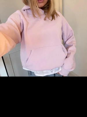 Rosa hoodie - En rosa hoodie från Gina tricot! Den är uppvikt på bilden 💕