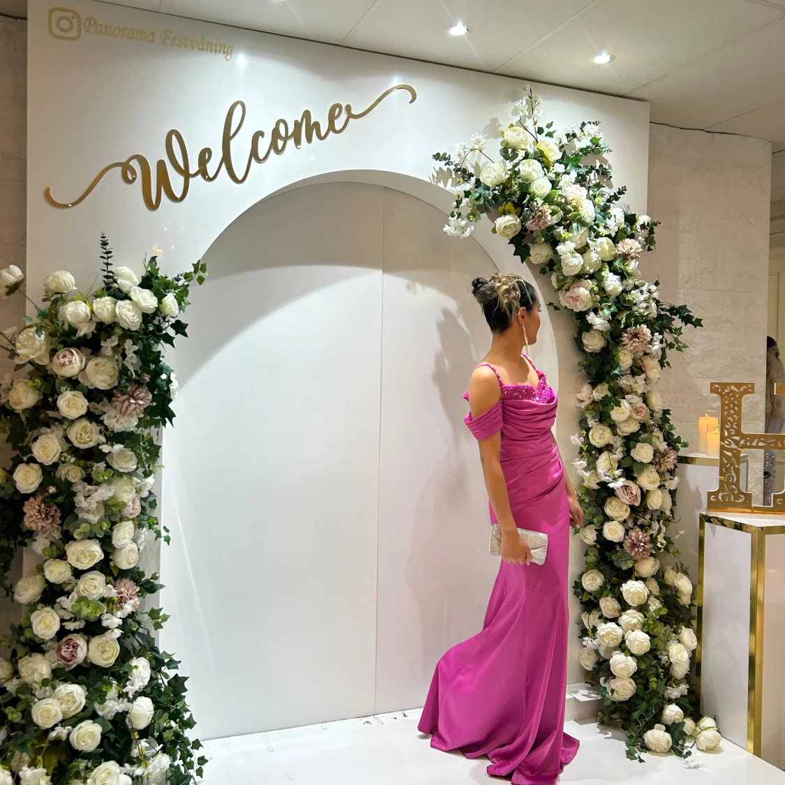 Lång klänning med pärldetaljer - 1