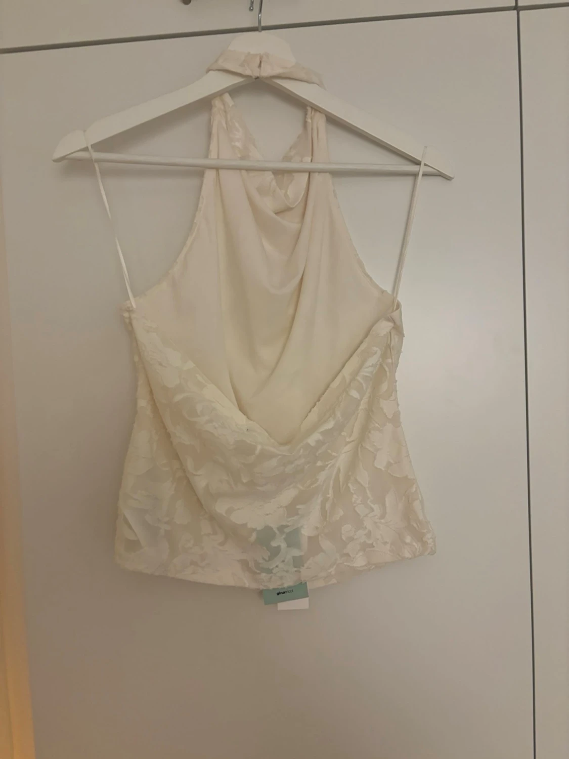 Krämvit halterneck topp med blommönster - 1