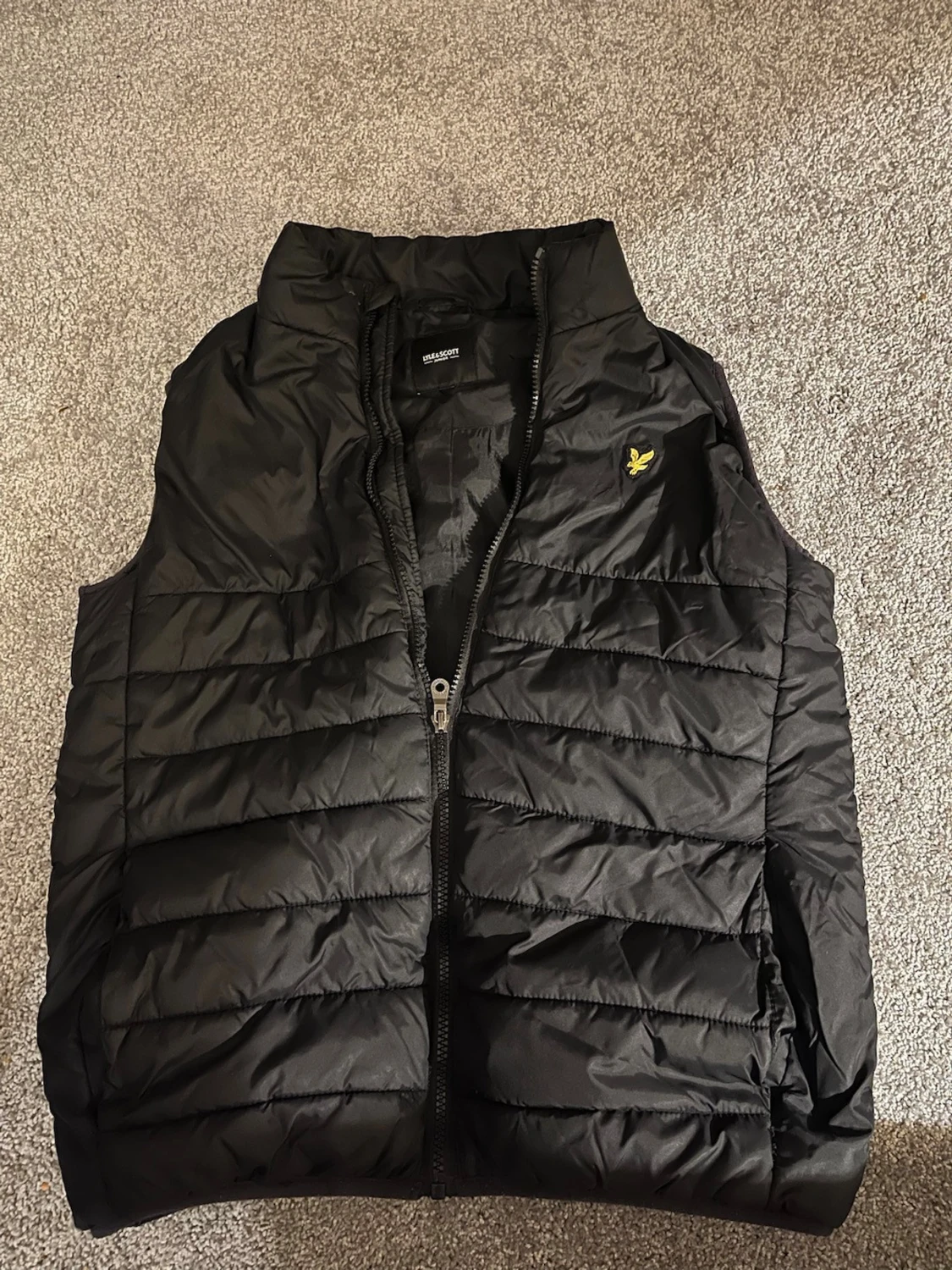 Svart dunväst från Lyle & Scott