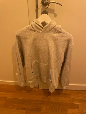 Grå hoodie  - Grå hoodie från Nylman Sicket är som nytt endast använd fåtal gånger 600 kr nypris. Tveka inte på att fråga😊