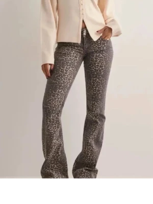 Leopardmönstrade bootcut jeans - Säljer dessa coola leopard blodigt jeans från Nelly. Mycket bra skick, inga deffekter. Storlek 38 🫶🏼