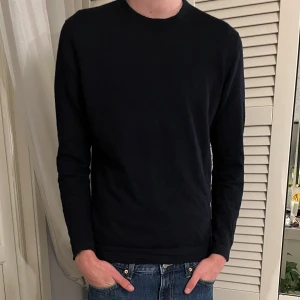 Marinblå kashmirtröja Massimo Dutti - Säljer en svart långärmad tröja från Massimo Dutti i 100% kashmir. Enkel och stilren design med rund hals och knappt använd. Storleken är M men tröjan sitter som S ungefär. 