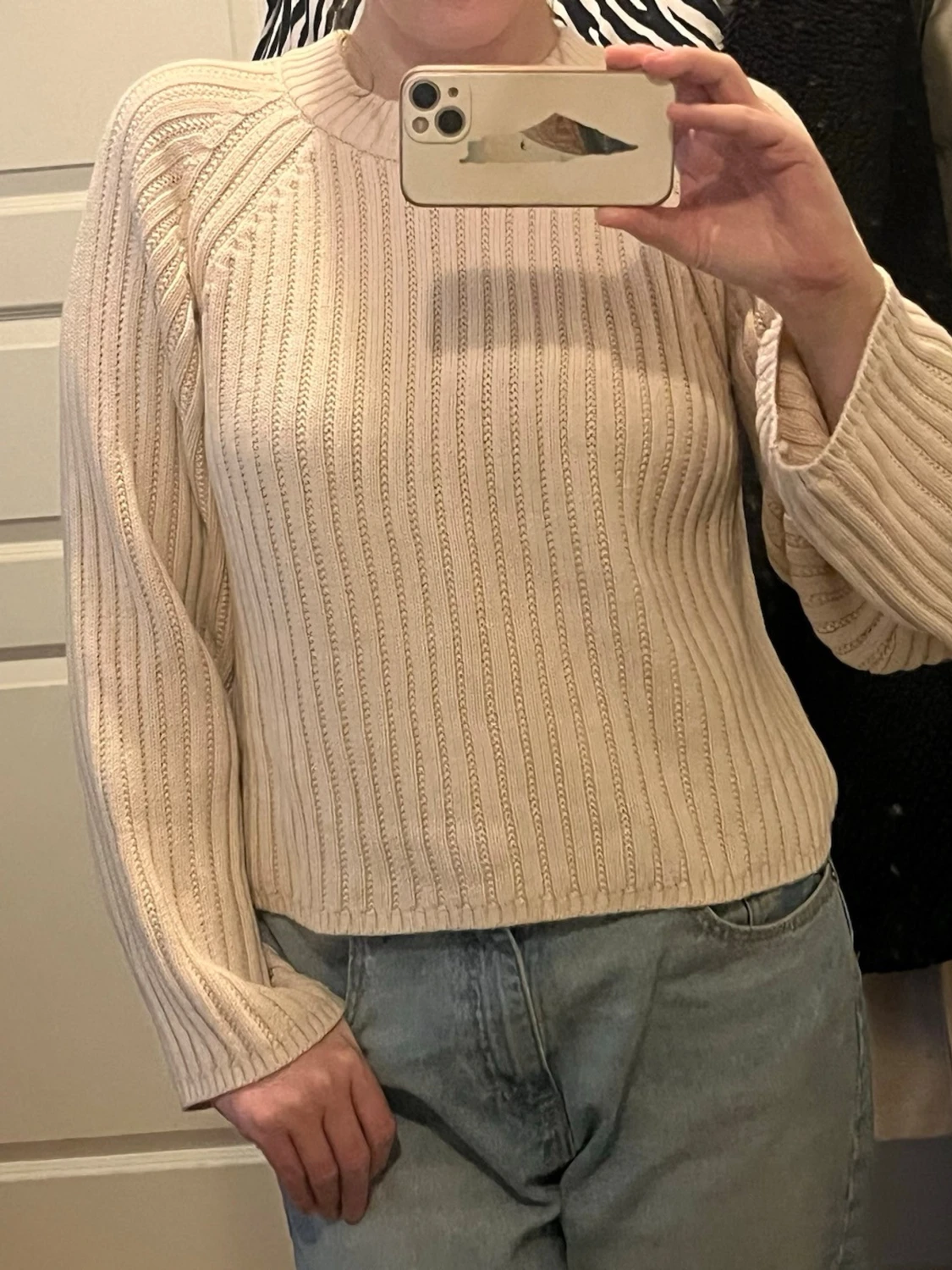 Beige ribbad stickad tröja