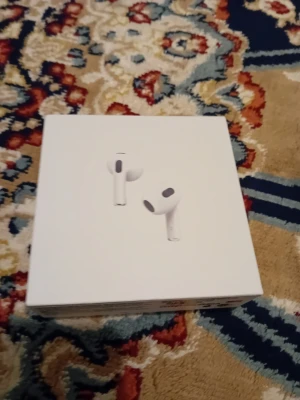 Apple AirPods 4 - Säljer ett par helt nya Apple AirPods 4 med MagSafe-laddningsetui. Förpackningen är obruten och i nyskick. Perfekt för trådlös musikupplevelse och smidig laddning. Passar alla Apple-enheter och ger hög ljudkvalitet.