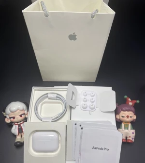 AirPods Pro (2nd Generation) - Apple AirPods Pro (2nd Generation) i mycket fint skick, komplett med originalförpackning, laddningskabel, extra öronproppar och kvitto. Allt ser ut att vara i nyskick utan synligt slitage. Perfekt för dig som vill ha trådlösa hörlurar med aktiv brusreducering.