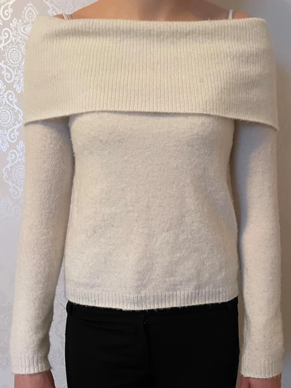 Offshoulder vit stickad tröja