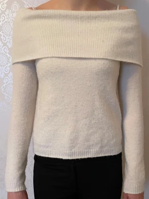 Offshoulder vit stickad tröja - Från Cubus 
