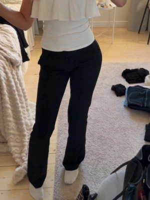 Lågmidjade kostymbyxor  - Populära kostymbyxor från Bik Bok i fint skick!