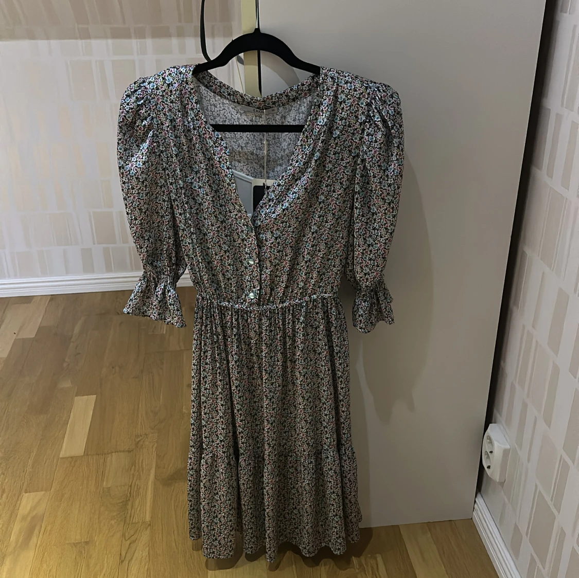 Blommig klänning 40 oanvänd