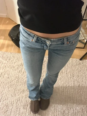 Ljusblå lowwaist bootcut jeans - Säljer ett par jätte snygga ljusblå bootcut jeans ifrån Junkyard, lowwaist. Väldigt snygga sömmar på bakfickorna och är väldigt sköna! 🩵