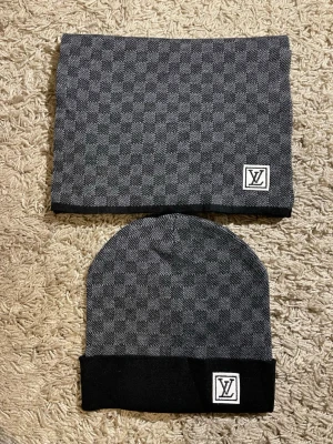 Snyggt set från Louis Vuitton med mössa och halsduk  - Snyggt set från Louis Vuitton med mössa och halsduk 