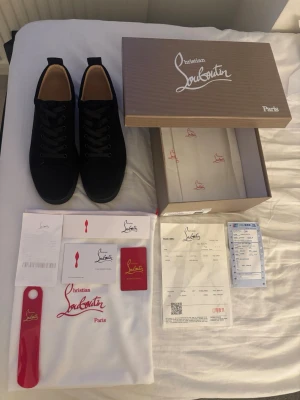 Svarta mockaskor med röd sula - Jag säljer ett helt nytt par svarta mockaskor med röd sula i storlek 43. Dessa skor är perfekta för dem som gillar och visa upp sig med stil. Allt ingår dvs låda,kvitto, certifikat kort, litet rött skohorn och dustbag. Kontakta mig om ni har några frågor