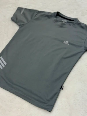 Grå Adidas T-shirt - Använd T-shirt, Adidas