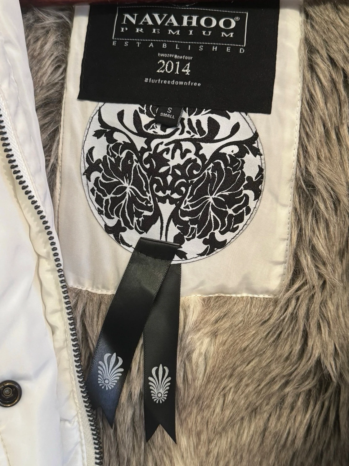 Vit lång vinterjacka med fuskpäls – varm & stilren i storlek small från Zalando - 4