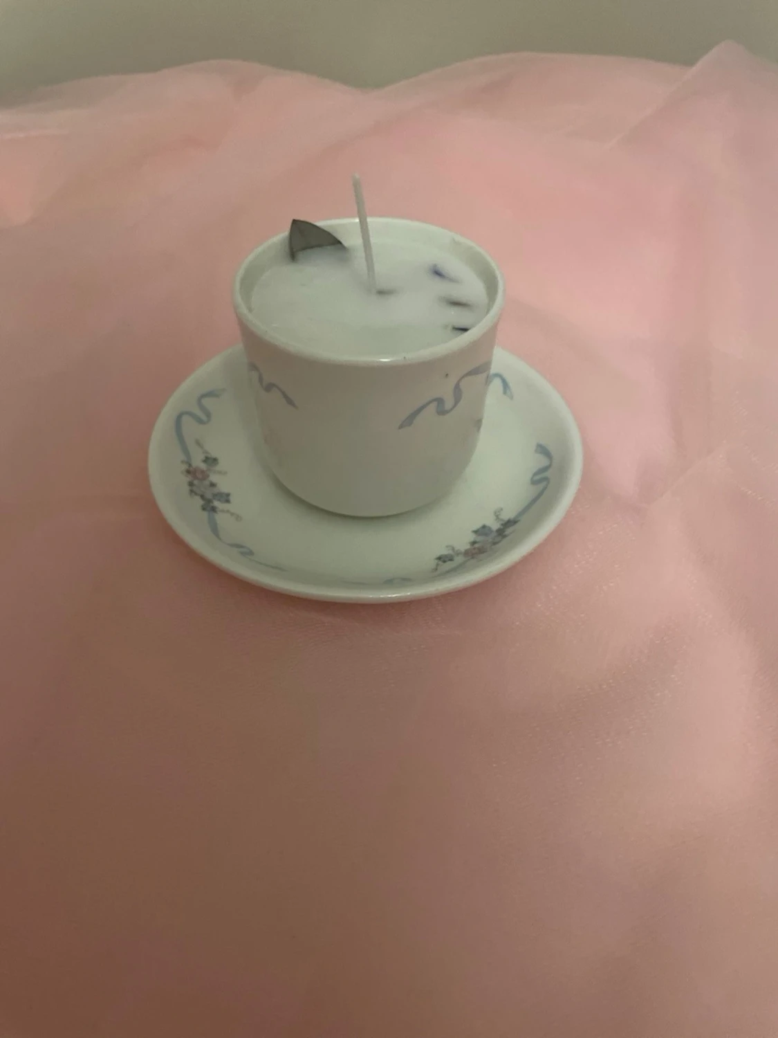 Doftljus av vaniljdoft i en vit tekopp med blommor och blåa streck nr 3 - 1