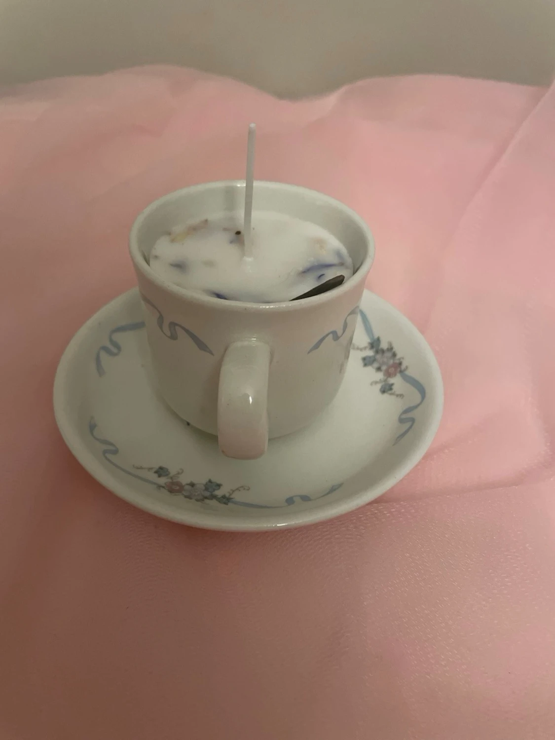 Doftljus av vaniljdoft i en vit tekopp med blommor och blåa streck nr 5 - 3