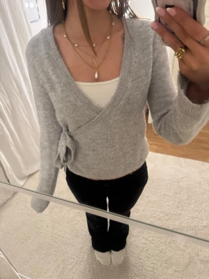 Grå stickad  - Super söt och populär tröja från gina!! I storlek S och i bra skick💓💓