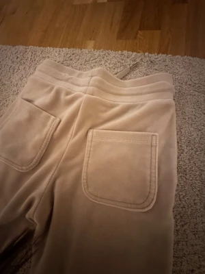  Ett par beiga rosa  Mjukisbyxor -  Jättefina bekväma mjukisbyxor inte jättefint på kamera men jättebekväma jag har haft på mig dem en gång. Älskar materialet 🥰