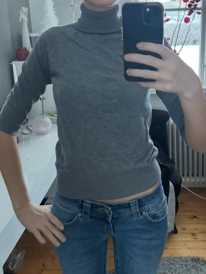 Grå polotröja med trekvartsärm - Så snygg grå polotröja med trekvartsärm!