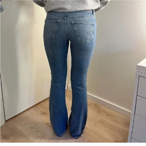 Bootcut jeans från Junkyard ljusblå - Bootcut jeans från Junkyard i storlek xs men passar även s, använda men ändå i bra skick 