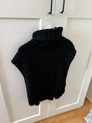 Topp - Stickad svart topp med polo från Zara i storlek S