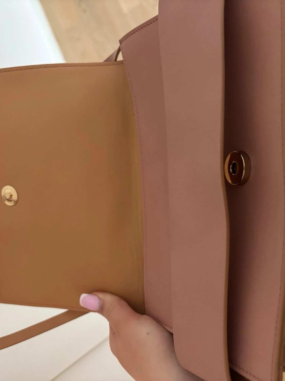 Dammrosa axelväska i skinn med magnetlås - 2