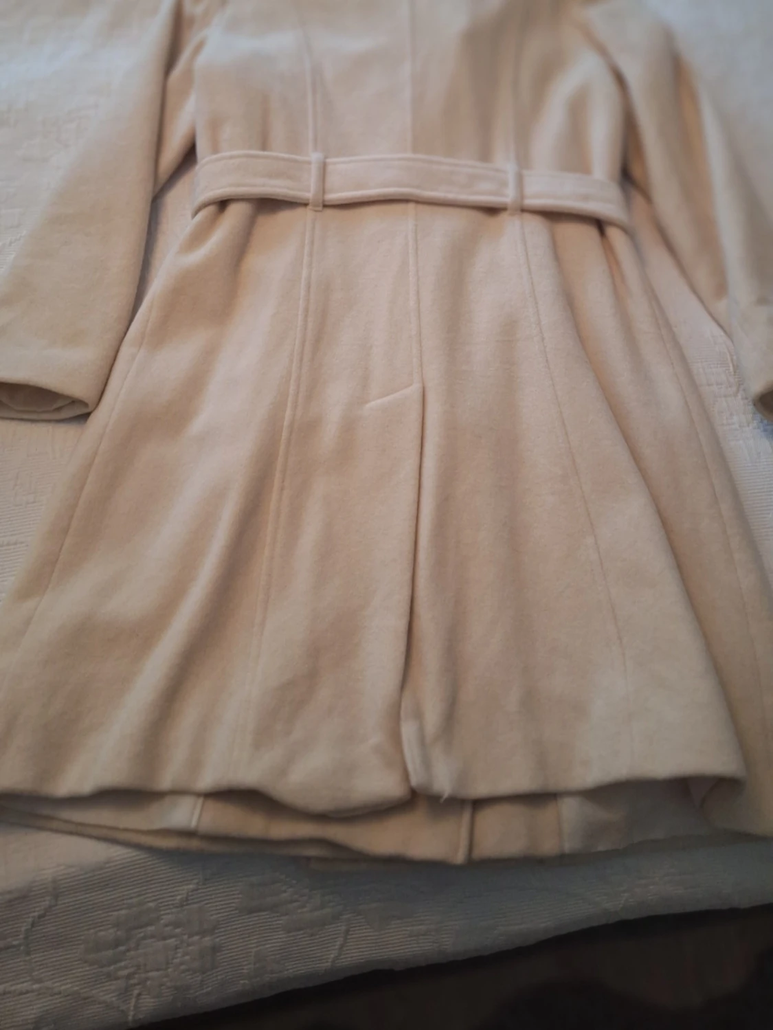 Beige trenchcoat med bälte och knappar - 3