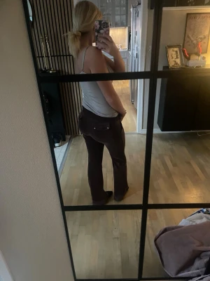 Juicy Couture  - Selling a pair of brow Juicy Couture pants made from a soft and comfortable material. Classic Juicy style with an elastic waistband, drawstring, and pockets both in the front and back. Super comfy and flattering – perfect as loungewear but also easy to style for everyday wear.  The pants have been lightly used and are in great condition, with no stains or holes (see photos). The color is a lovely brown that still looks fresh and vibrant.  ✨ Authentic Juicy Couture ✨ Stretchy and comfortable fit