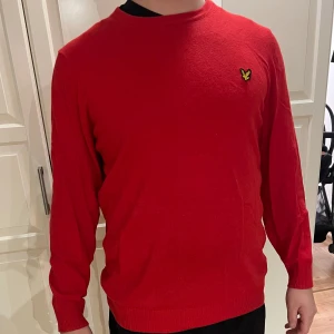 Stickad tröja från Lyle & Scott - Röd långärmad stickad tröja från Lyle & Scott i 85% bomull och 15% ull. Nypris: 1049kr. Endast testad.