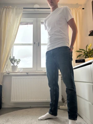 Mörkblå raka jeans - Säljer ett par mörkblå jeans med klassisk rak passform. Jeansen har fem fickor, normal midja och är tillverkade i ett slitstarkt denimtyg. Perfekta till vardags och passar till det mesta. Snygg tvätt och enkel design utan extra detaljer.