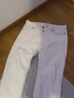 Vita relaxed jeans från Jack & Jones - Jätte snygga bara använt 2 gånger 9/10 skick Säljer ett par vita jeans från Jack & Jones i modellen Relaxed Chris. Byxorna har relaxed fit, klassisk femficksdesign och raka ben. 