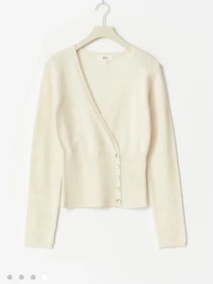 Helt ny kofta med lappar  - Säljer en supermjuk vit slutsåld kofta från Gina Tricot. Alla lappar kvar fick men säljer då den inte passade mig. 