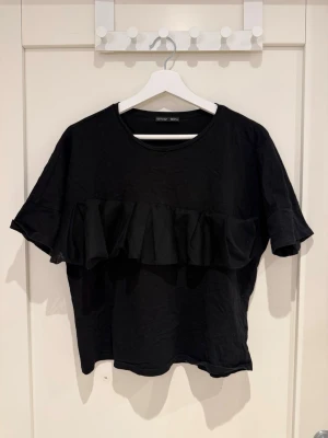 Svart volang-topp från Zara - Snygg svart topp från Zara med volanger✨💗