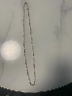 Guldfärgat kedjehalsband - Snyggt halsband i guldfärgad metall med rektangulära länkar och klassiskt lås. Perfekt för dig som gillar stilrena och trendiga accessoarer. Passar till många olika looks och är lätt att matcha med andra smycken.