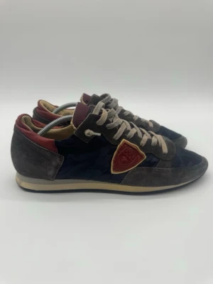 Philippe Model Trpz - Philippe Model Trpz. Skick 8,5/10. Storlek 42. Innersula 28 cm. Nypris ca 3 000 kr. Hör av dig vid frågor – Deluxecloset.