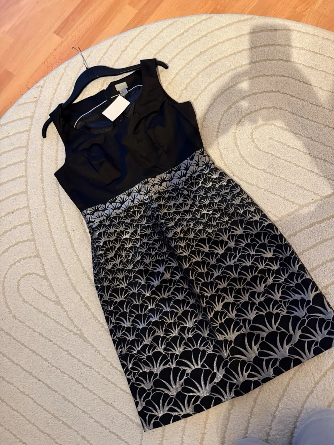 Svart och silvermönstrad kort klänning - 3