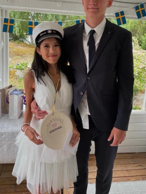 Vit klänning med V-ringning🤍 - Jätte söt vit klänning med v-ringning både fram och bak, markerad midja och flera lager volang i kjolen. Använd en gång. Perfekt för student och sommar tillfällen🤍