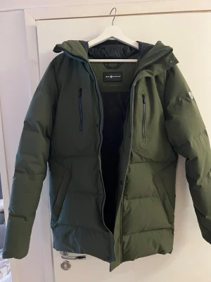 Sail racing - In perfectcondition, barely used. Puffy and warm for winter. Male size M. New price 550€