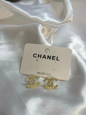 CC guld örhängen  - Jättefina cc örhängen helt nya från förpackningen! Material i Sterling silver 925 rostfria ✨ Skickas inslaget i en liten presentpåse 🎁  Erbjuder snabb leverans postar inom 24 timmar