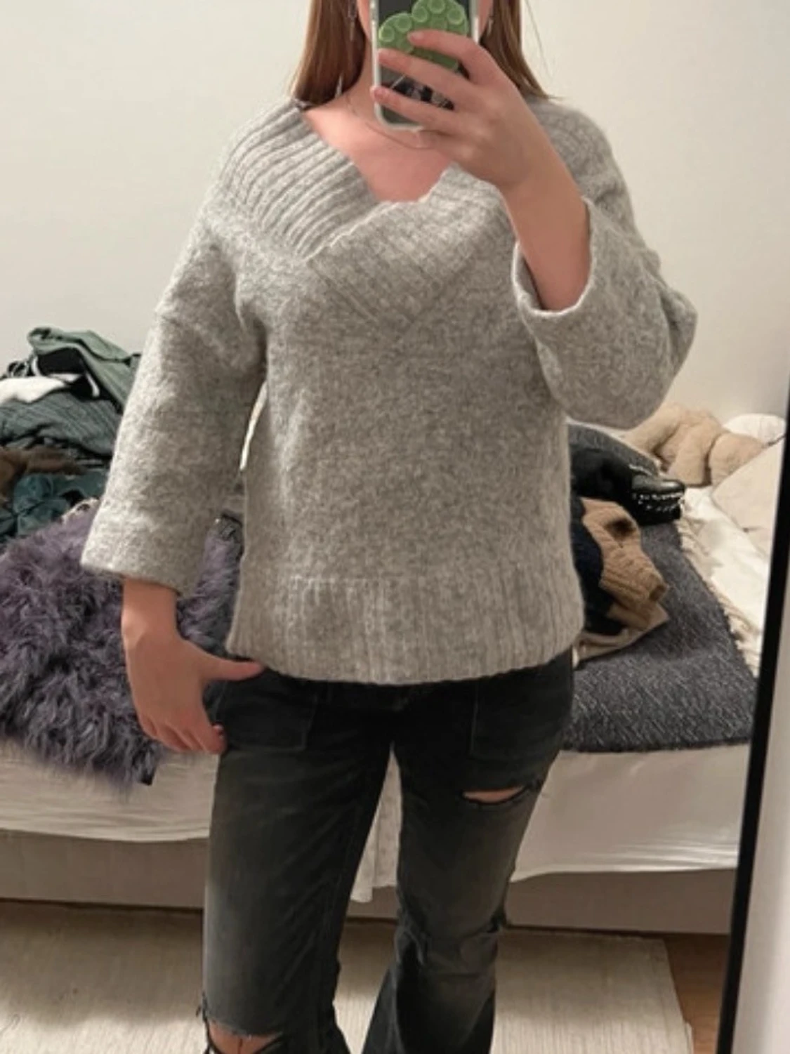 Grå stickad trekvartsärmad tröja med v-ringning - 2