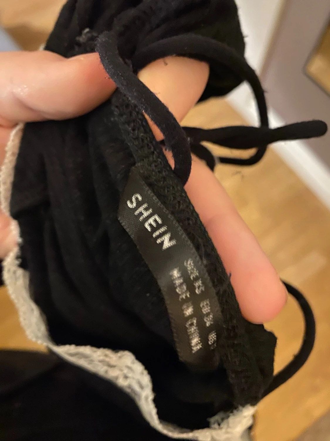 Svart spetsdetaljerad linnetopp - 2