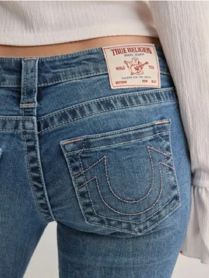 True religion jeans 🙏 - Säljer nu mina favorit jeans då jag sparar ihop, de är från True religion och i väldigt bra skick! 💕 de är lowrise, storlek 25 men passar mig som har xs-s i jeans! och är under 165. Nypris runt 1400 kr 
