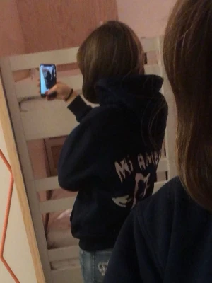Mörkblå Mi Amor hoodie Mira Paris - Säljer en mörkblå hoodie från Mira Paris med broderad text 'Mi Amor' och ett hjärta genomborrat av en pil på ryggen. Sååå fin💖💖
