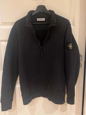 Svart half-zip Stone Island - Svart half zip från stone island, storlek L men sitter som M. Knappt använd och vid fler frågor är det bara att skriva.