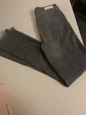 Grå jeans från ONLY, storlek M/32 - Snygga grå jeans från ONLY i klassisk femficksmodell. Jeansen har en rak passform och är tillverkade i mjukt bomullsdenim. 