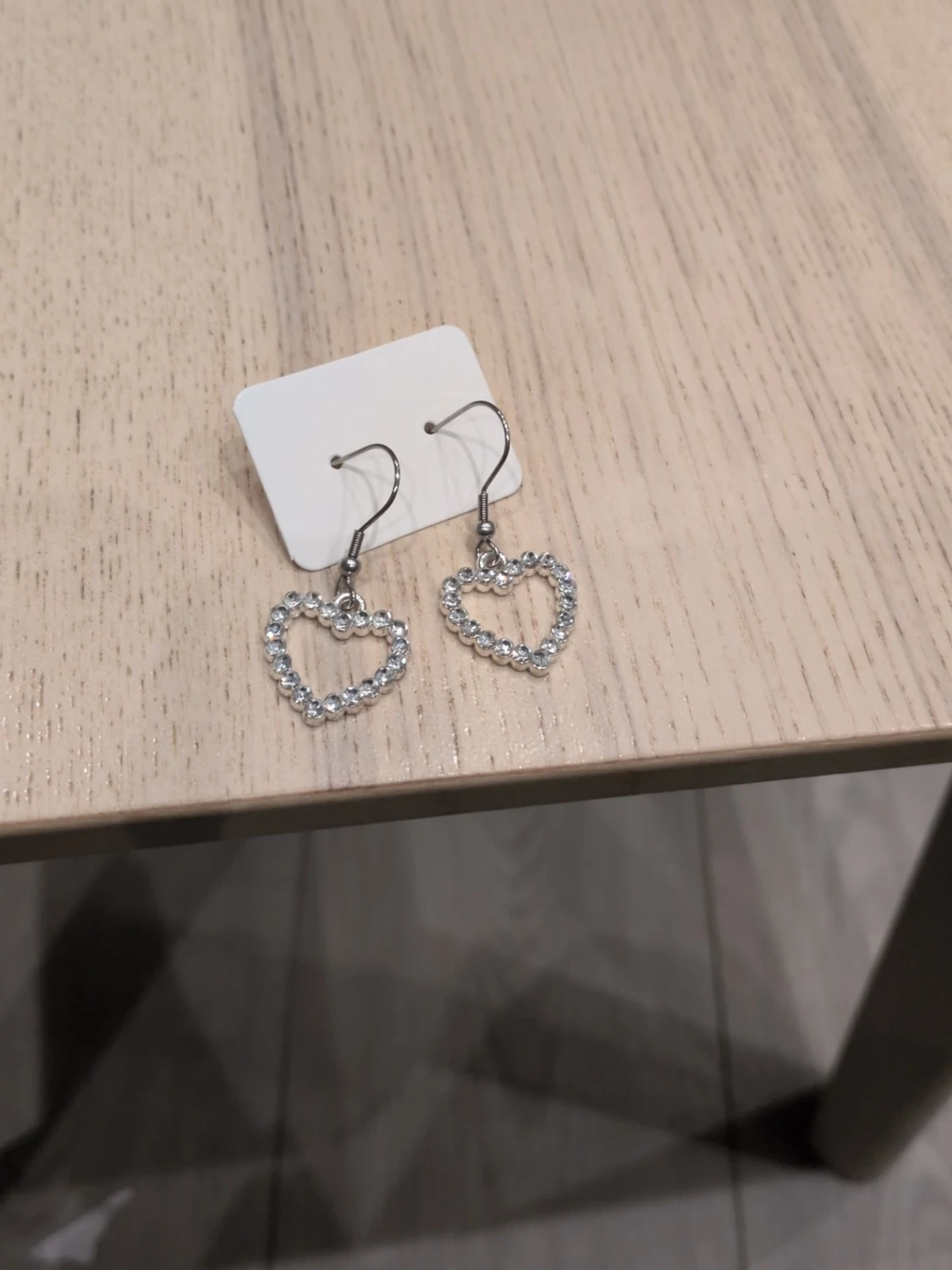 Silverfärgade hjärtörhängen med stenar i rostfritt stål  - 1