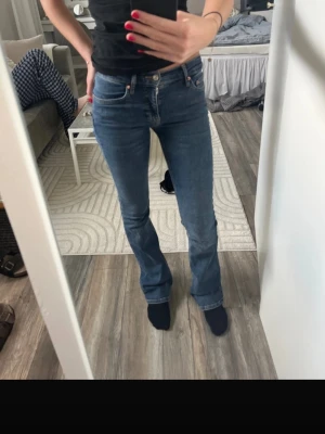 Blå bootcut jeans från Gina tricot  - Snygga blå jeans från gina tricot i klassisk bootcut-modell. Jeansen har normal passform, fem fickor och är tillverkade i ett mjukt denimtyg som sitter skönt. Perfekta till en avslappnad look och passar till det mesta.